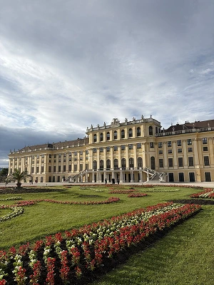Tour the Iconic
Schönbrunn Grand Palace